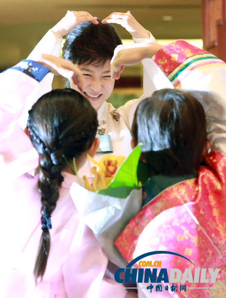 樸槿惠著韓服印尼見同胞 與兒童組愛心顯清純(圖)