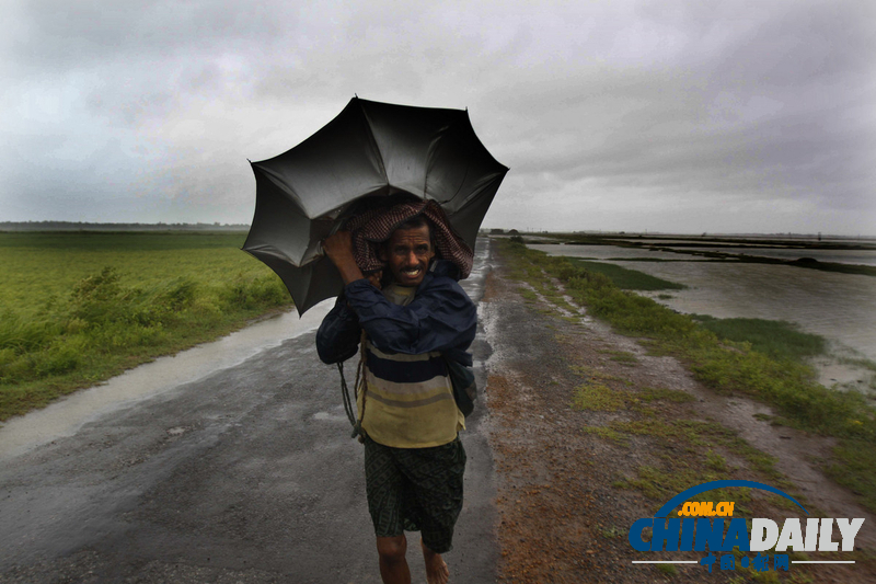 超強(qiáng)臺(tái)風(fēng)“費(fèi)林”襲擊印度 數(shù)十萬(wàn)人緊急疏散