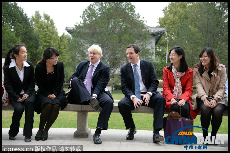 倫敦市長訪華參觀北大 豎大拇指與學(xué)生合影（圖）