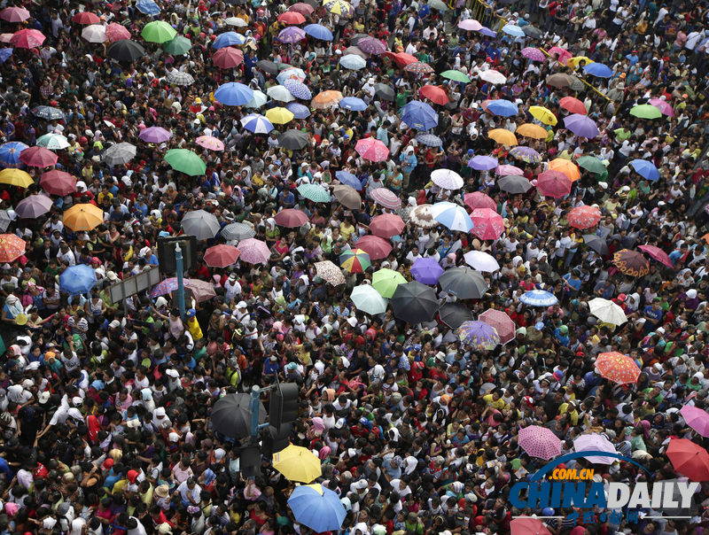 數(shù)千菲民眾聚集領(lǐng)取救援物資 導(dǎo)致交通嚴重癱瘓