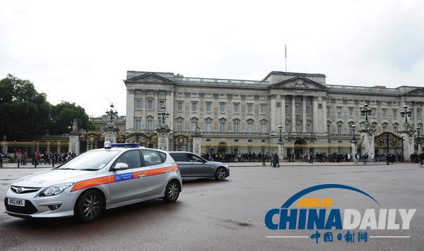 英國(guó)一名男子持刀試闖白金漢宮遭逮捕