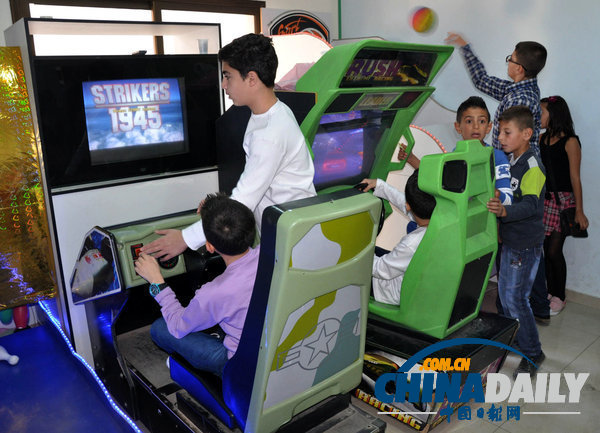 敘利亞民眾游樂場(chǎng)玩耍慶祝宰牲節(jié) 暫忘戰(zhàn)亂陰影