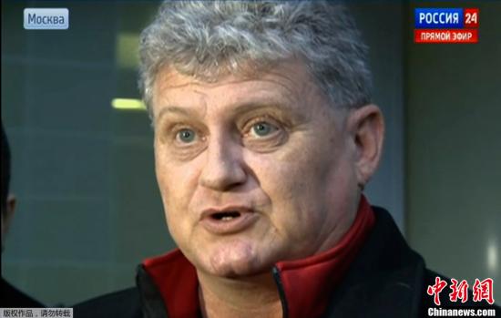 斯諾登之父離俄返美 揚(yáng)言其子有更多機(jī)密待公開