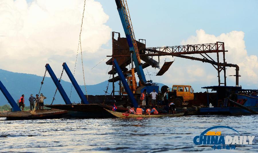 老撾墜機(jī)現(xiàn)場圖曝光 軍方正開展遺體打撈工作