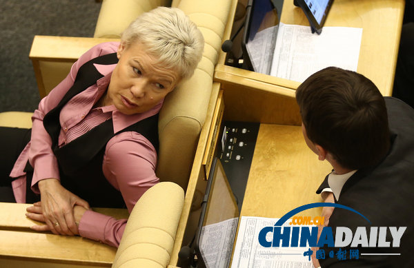 俄羅斯杜馬會議舉行 議員們聽講也忙活邊打電話邊剔牙