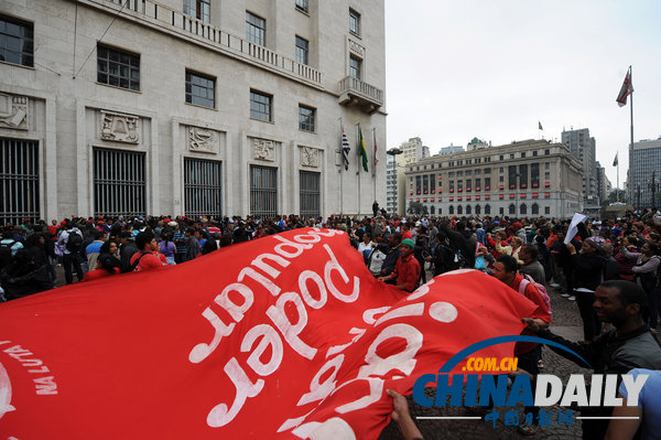 巴西圣保羅流浪人員占領(lǐng)市政廳 要求解決住房問題