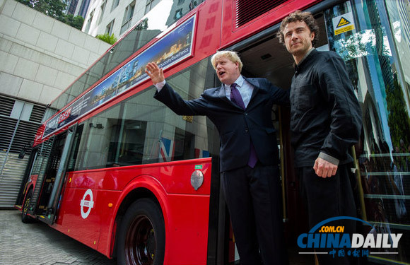 倫敦市長(zhǎng)訪問(wèn)香港 體驗(yàn)大巴客輪興致濃（組圖）
