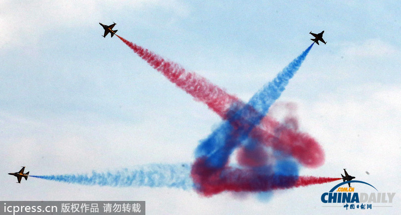 韓國舉行航空博覽會 黑鷹特技飛行隊炫酷助陣(組圖)