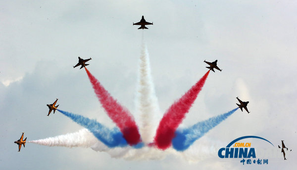 韓國舉行航空博覽會 黑鷹特技飛行隊(duì)炫酷助陣（組圖）