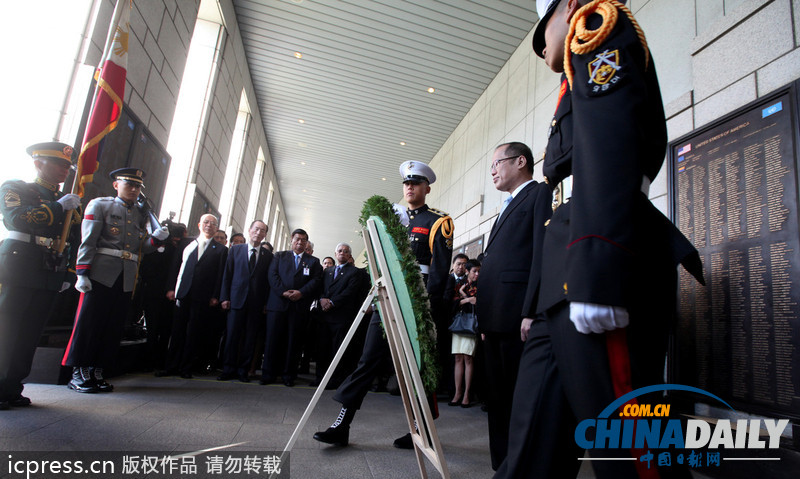 菲律賓總統(tǒng)訪韓 前往朝鮮戰(zhàn)爭(zhēng)紀(jì)念館向陣亡士兵敬禮（組圖）