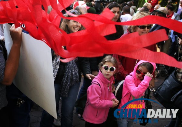 美國(guó)華盛頓一動(dòng)物園重開 大熊貓“添添”可愛亮相（組圖）