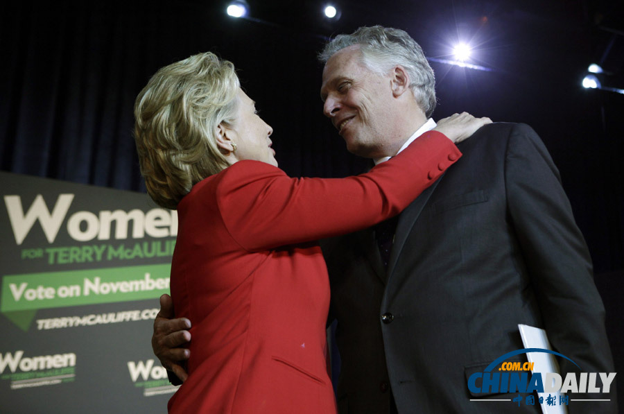美國(guó)弗吉尼亞州長(zhǎng)選舉 希拉里熱情擁抱民主黨提名者(高清組圖)
