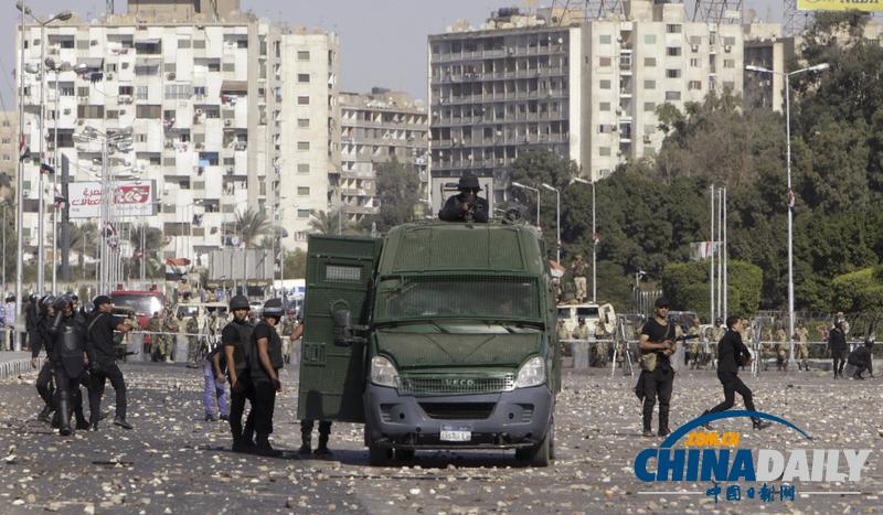 埃及學(xué)生爆發(fā)反軍方統(tǒng)治示威 與防暴警察沖突