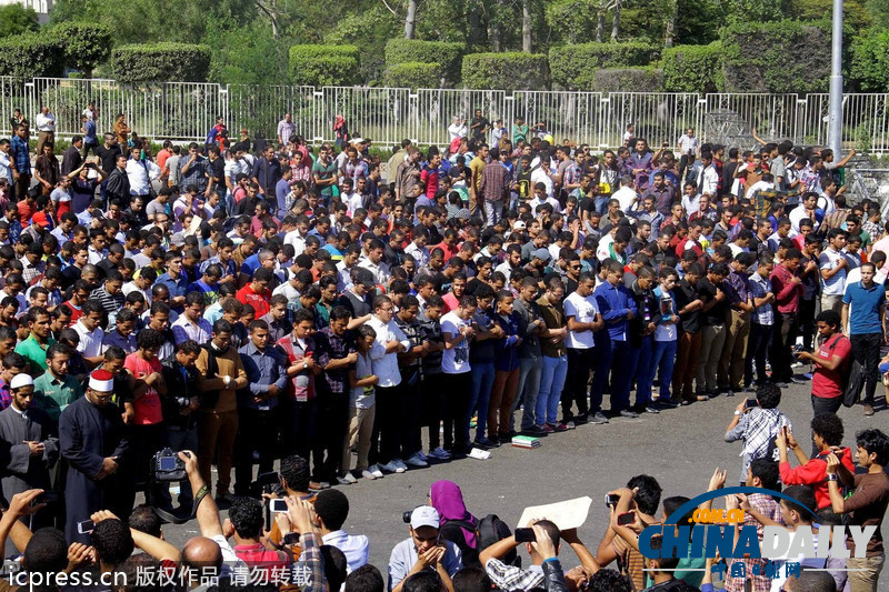 埃及學生爆發(fā)反軍方統(tǒng)治示威 與防暴警察沖突