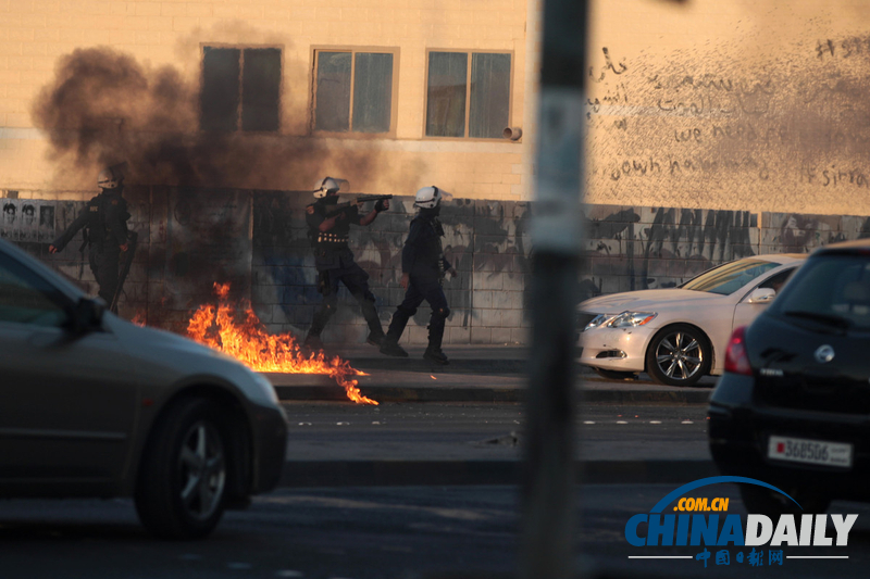 巴林越獄男子葬禮引發(fā)騷亂 警察用催淚彈驅(qū)散抗議者