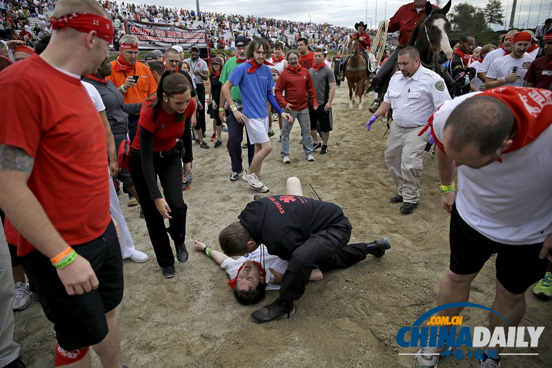 美國人牛奔跑大賽 事故不斷險(xiǎn)象環(huán)生