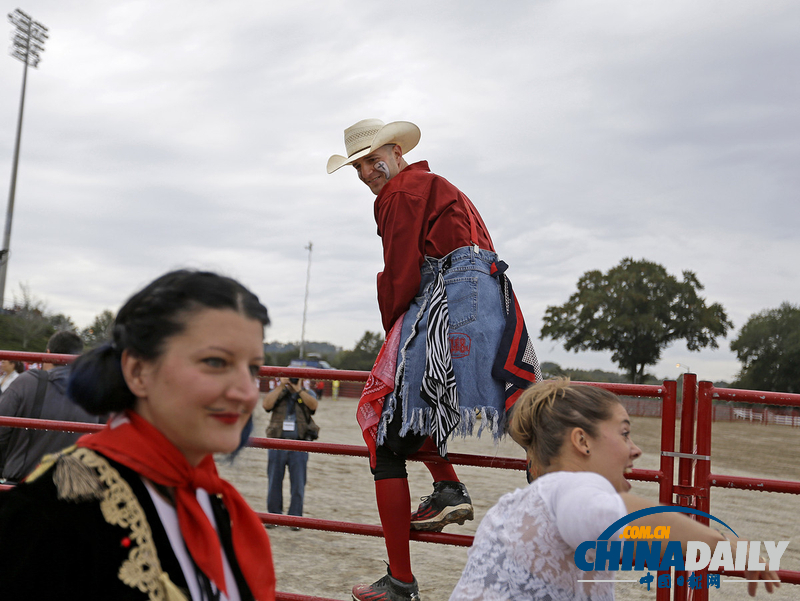 美國(guó)人牛奔跑大賽 事故不斷險(xiǎn)象環(huán)生