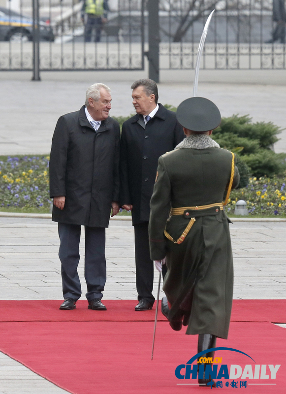 烏克蘭與捷克總統(tǒng)檢閱儀仗隊(duì) 背后暴走大兵“搶鏡”