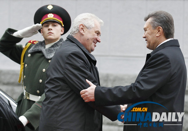 烏克蘭與捷克總統(tǒng)檢閱儀仗隊(duì) 背后暴走大兵“搶鏡”