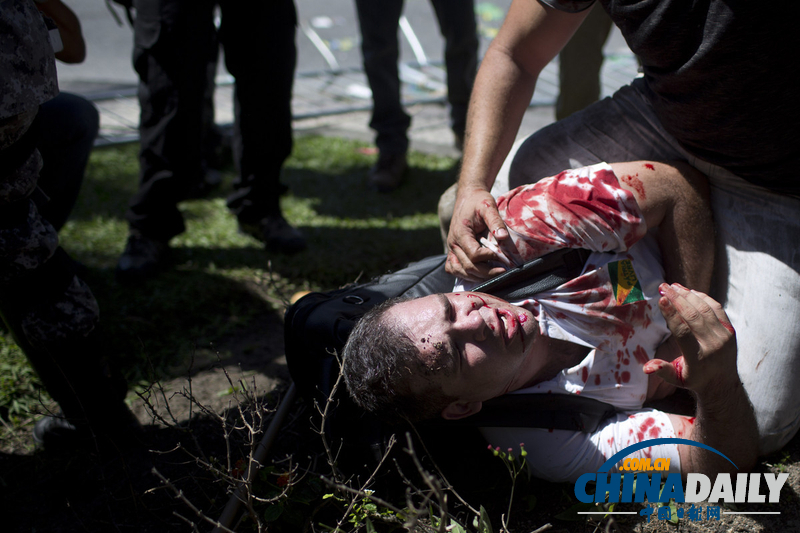 巴西民眾抗議政府拍賣(mài)油田 與軍警發(fā)生激烈沖突