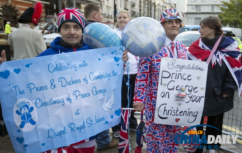 英喬治王子洗禮即將開(kāi)始 民眾聚于門前雀躍期盼