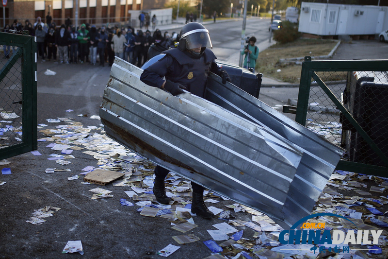 西班牙學生抗議學費上漲 與警察發(fā)生激烈沖突