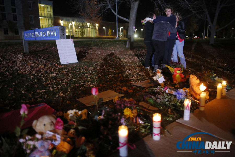 數(shù)百美國(guó)人悼念內(nèi)華達(dá)中學(xué)槍擊案死難者（高清組圖）