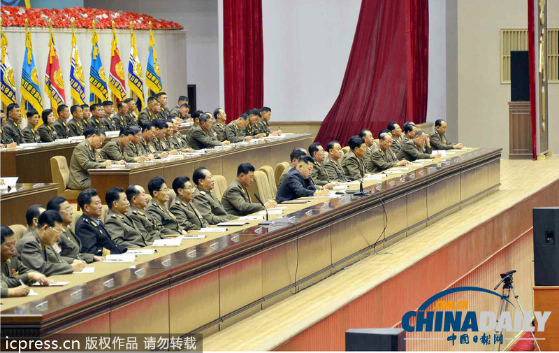 金正恩嘉獎(jiǎng)連長政治指導(dǎo)員 與士兵親密合影（圖文）