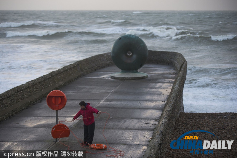 英國迎戰(zhàn)“颶風(fēng)級”風(fēng)暴 海陸空交通大受影響（高清組圖）