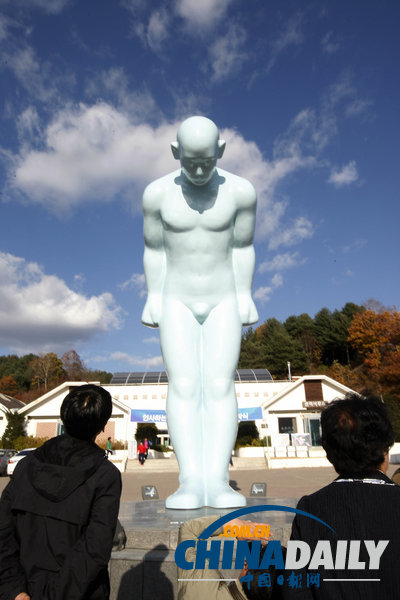 “鞠躬人”亮相朝韓邊界 寓意鞠躬致歉換來(lái)和平