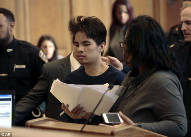 紐約華人滅門案嫌犯過堂面無表情 拒絕認(rèn)罪