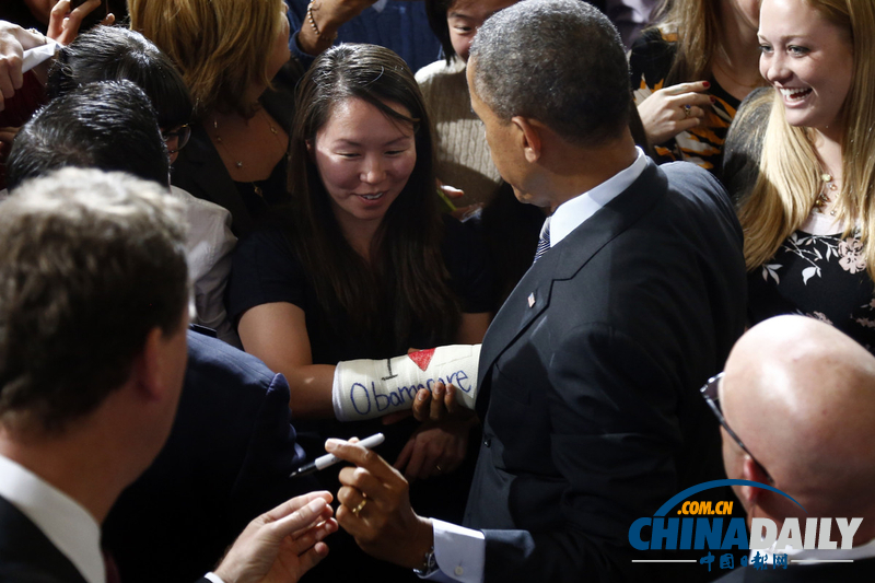 奧巴馬就醫(yī)改法案發(fā)表講話 在女粉絲手臂簽名（圖）