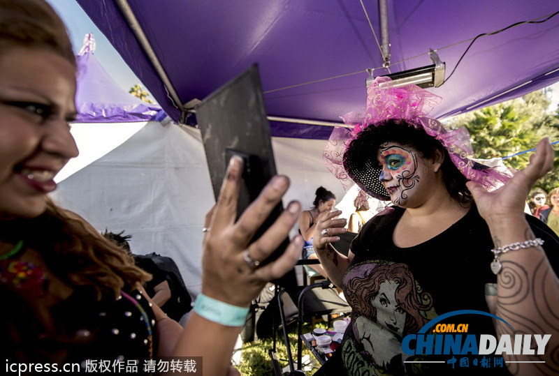 美國(guó)好萊塢墓園舉行亡靈節(jié)慶?；顒?dòng)