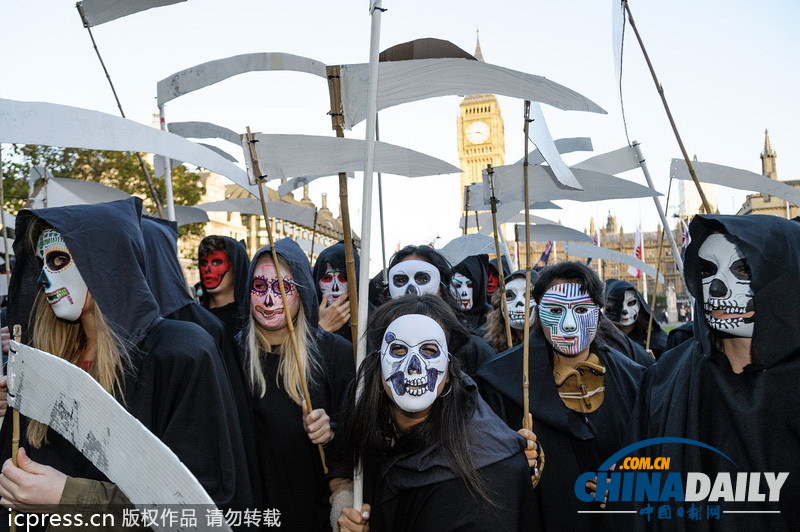 斯里蘭卡民眾扮死神“砍”英國與本國官員