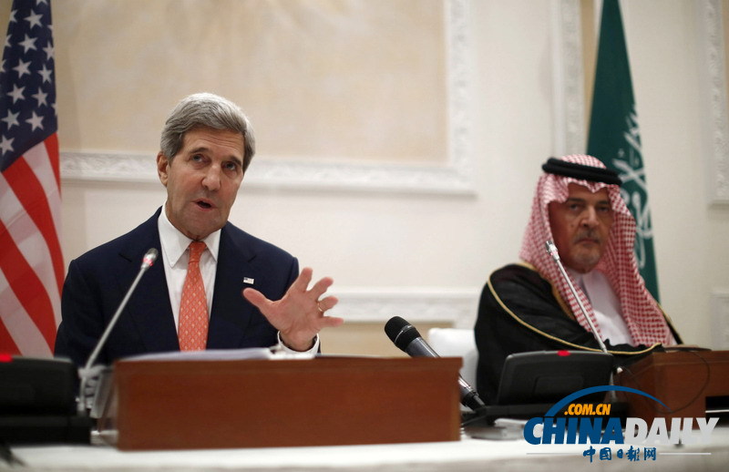 美國務卿克里訪問沙特 跟小寶寶“握腳”問好