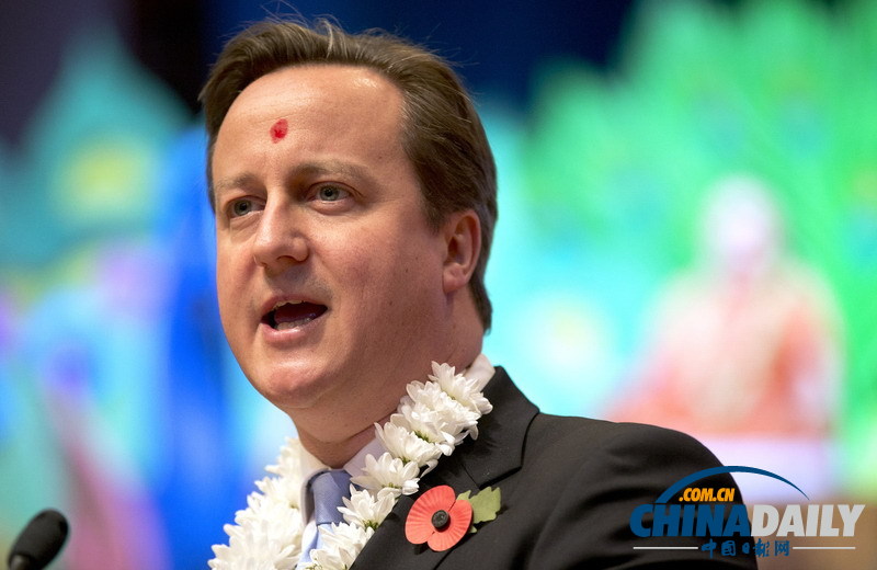 卡梅倫夫婦參加印度燈節(jié)慶典 薩曼莎身穿印度服飾很驚艷