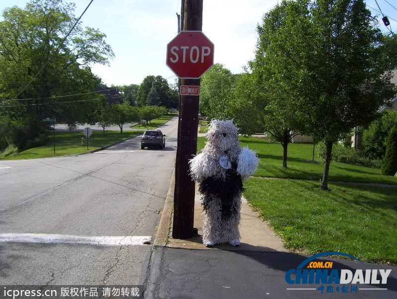 美國男子自認(rèn)為狗 愛穿狗服上街閑逛