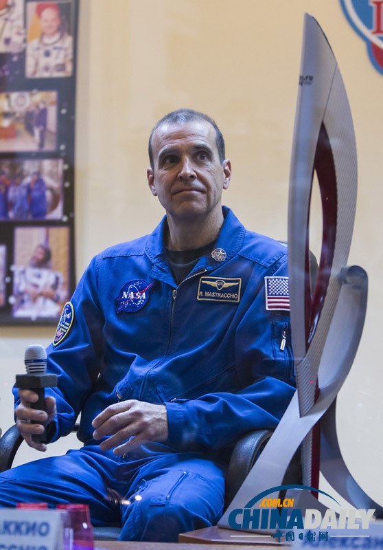 俄美日宇航員臨行合影 將首度傳遞奧運(yùn)圣火至太空（高清組圖）