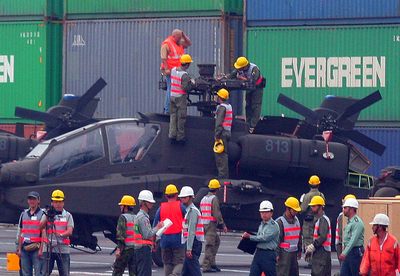 6架美阿帕奇直升機抵臺 秘密組裝測試