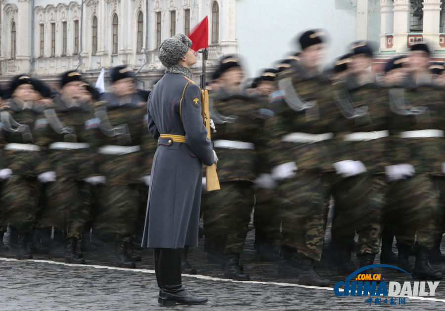 俄羅斯舉行隆重閱兵儀式 紀(jì)念1941年紅場(chǎng)閱兵72周年（高清組圖）