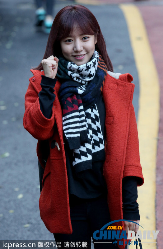 組圖：韓國(guó)高考今日舉行 學(xué)子跪地祈福警察騎摩托護(hù)送