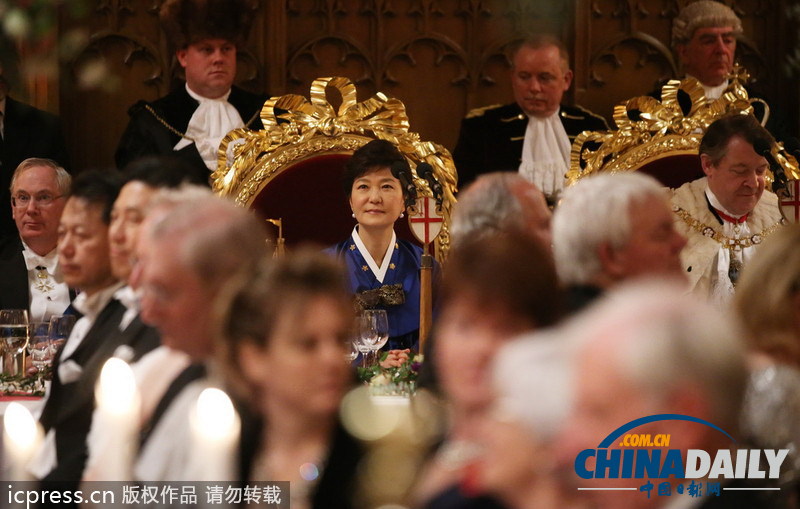 韓國(guó)總統(tǒng)樸槿惠訪問倫敦 身穿藍(lán)色韓服參加晚宴