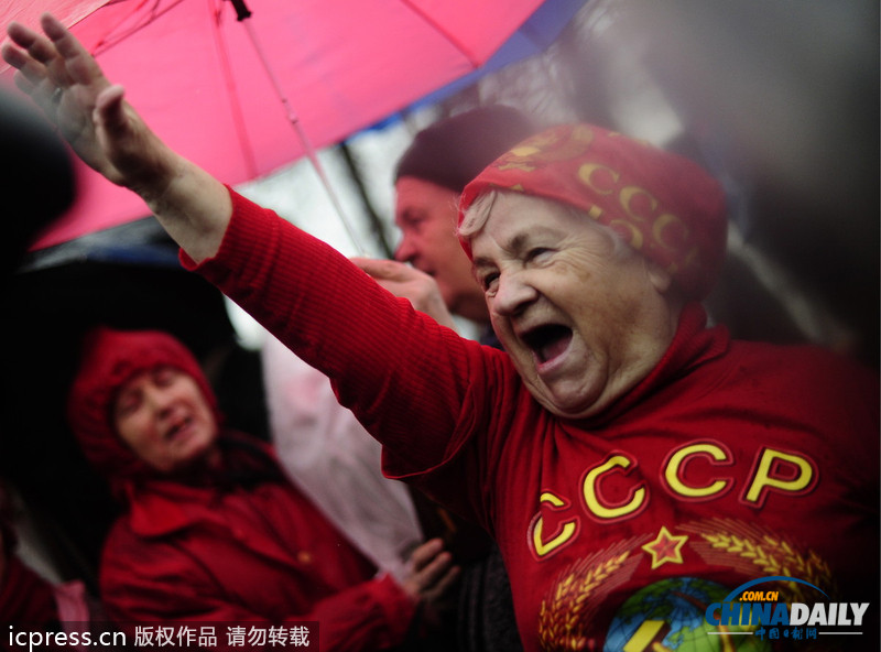 俄共產(chǎn)黨支持者手持列寧畫像游行 紀(jì)念十月革命96周年