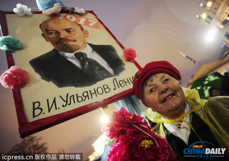俄共產(chǎn)黨支持者手持列寧畫像游行 紀(jì)念十月革命96周年