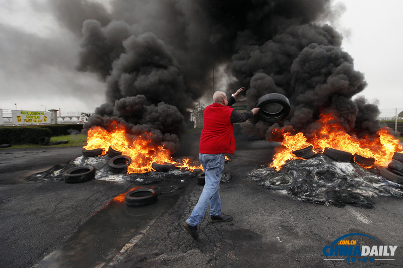 法國(guó)：固特異公司雇員焚燒輪胎抗議遭解雇（組圖）