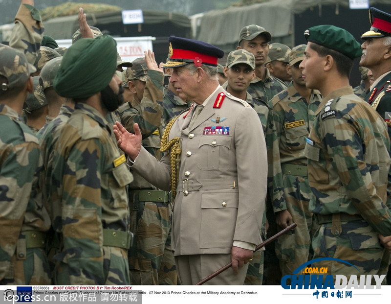 查爾斯卡米拉訪問印度軍校 看學(xué)生制作陶器