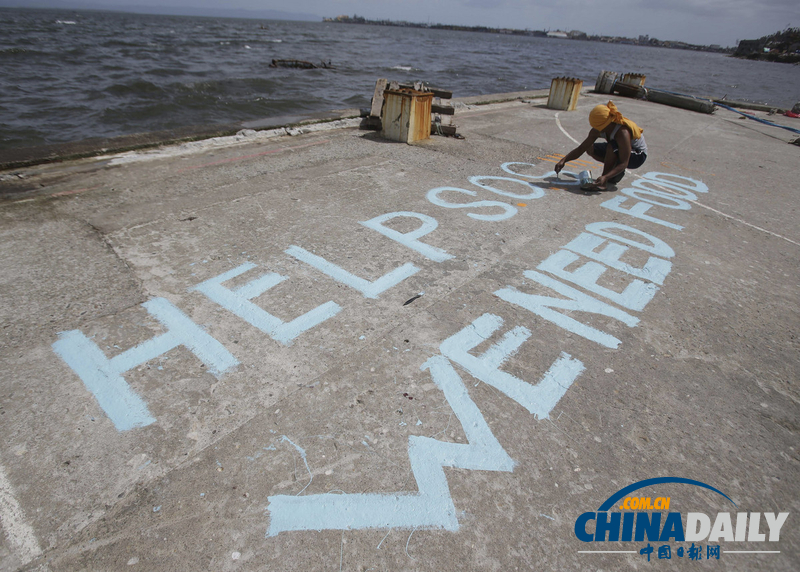 菲律賓臺風(fēng)災(zāi)后動態(tài):災(zāi)民書寫巨幅英文呼救