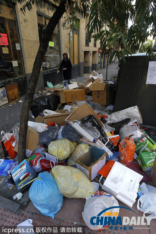 西班牙環(huán)衛(wèi)工人持續(xù)罷工 街頭垃圾堆成山