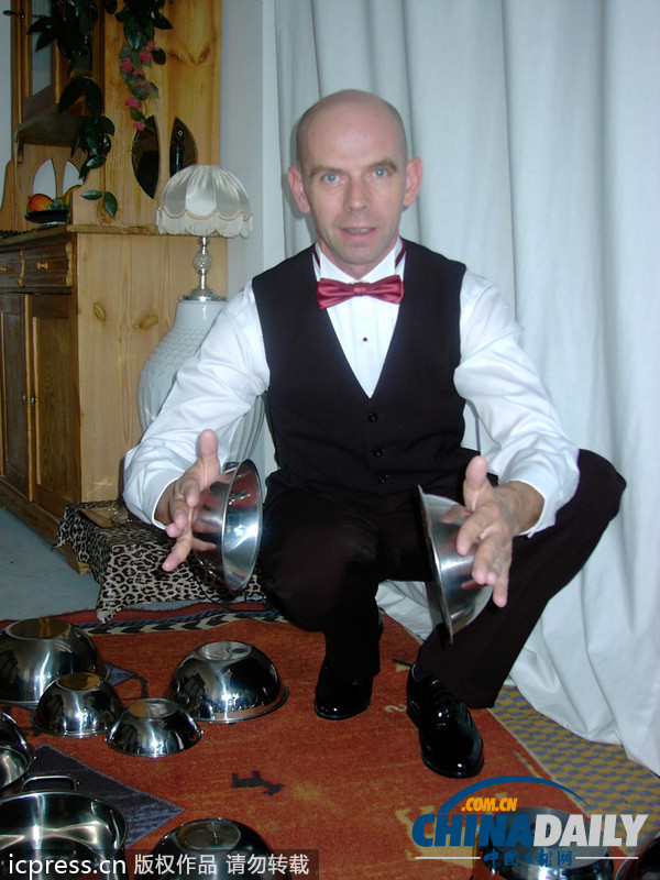 現(xiàn)實(shí)版“萬(wàn)磁王“！德男子用念力控制吸附金屬