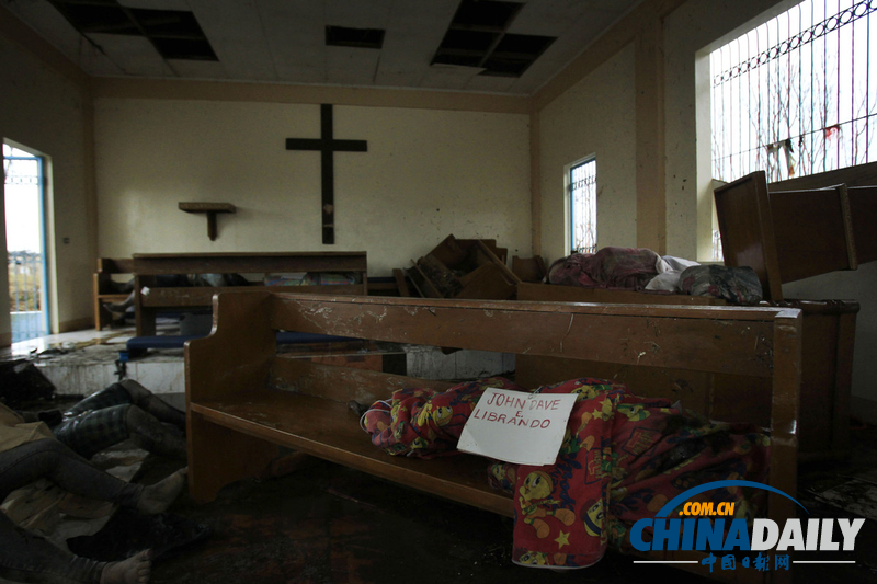 臺(tái)風(fēng)“海燕”重創(chuàng)菲律賓 災(zāi)區(qū)教堂成停尸間遍布尸體